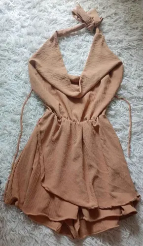 Macaquinho feminino short-saia bege em viscose