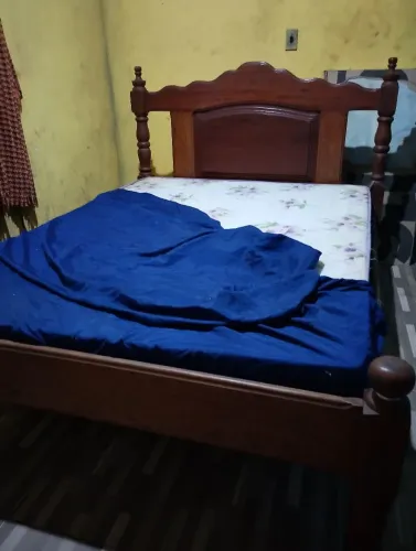 Cama de casal semi nova