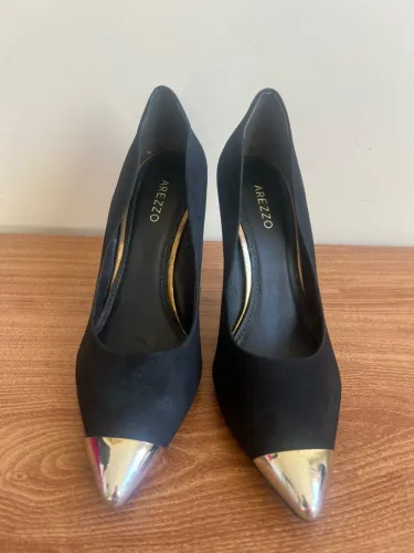 Scarpin Arezzo Aveludado Preto Bico Dourado - 38