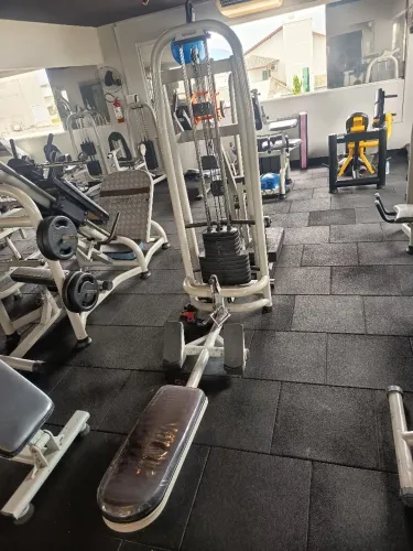 Academia máquinas de musculação 