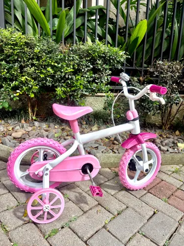 Bicicleta aro 12 feminina novíssima 