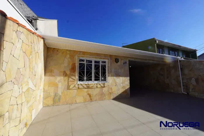 Casa para locação com 03 quartos no Bairro Capão da Imbuia
