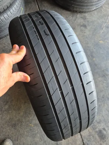 Um pneu 205/55/17 Goodyear meia vida não reaberto para o tcros e outros (230 em 2× no ct