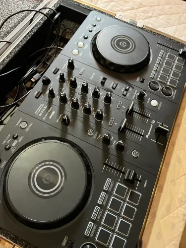 Controladora Ddj Flx4+ Hard Case MUITO NOVA