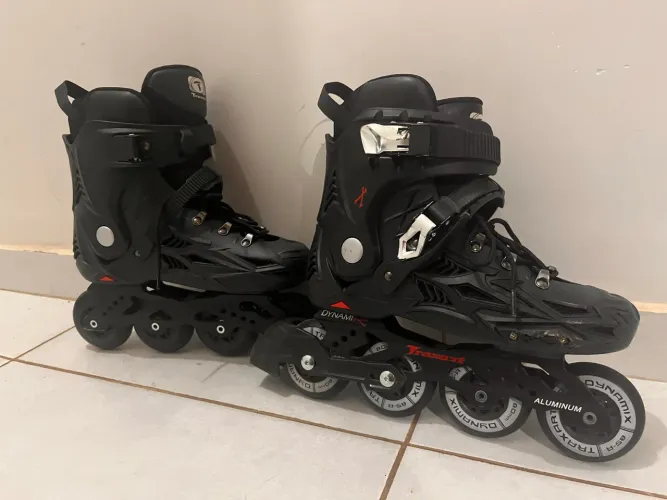 Patins traxart com equipamentos de segurança e bolsa.