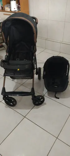 Carrinho de bebê com bebê conforto 