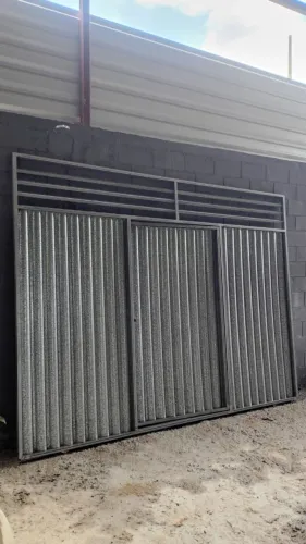 Portão de ferro, chapa ondulada com social no meio