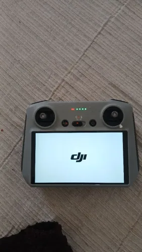 Controle de drone com tela integrada