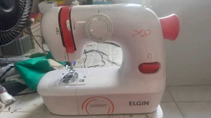 Máquina de costura Elgin Pop