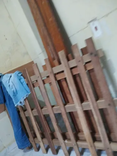 Vendo cama casal madeira faltando apenas uma parafuso