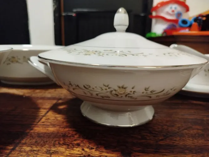 Jogo de Porcelana Sango china Japão modelo Deputa 42 peças nte