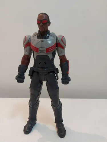 Boneco Falcão Negro eletrônico com falas funcionando em perfeito estado