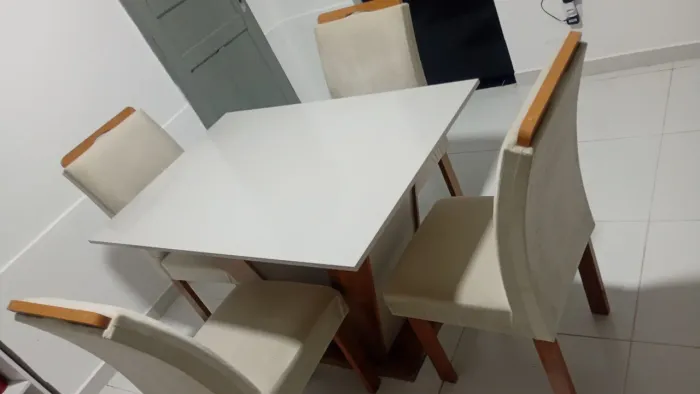 Mesas com 4 cadeiras semi nova 3 meses de uso 