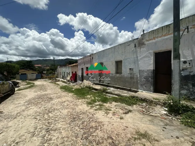 9 casas para reforma e terreno com duas frentes em Baturité/CE.