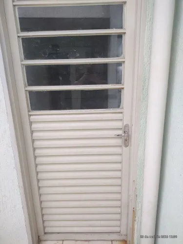 Vende porta com portal com vidros retira no local 