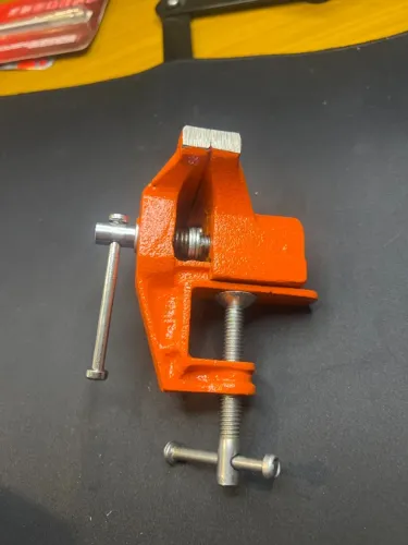 Morsa de bancada Sparta 3 pol. fixe na mesa sem furar