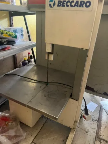 Vende-se máquina de serrar carnes