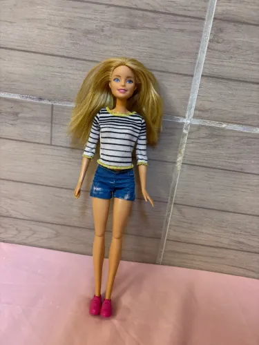 Boneca Mattel Barbie do conjunto "Passeio com Cachorrinho"