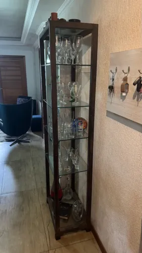 Cristaleira de ferro enferrujado com prateleiras de vidro
