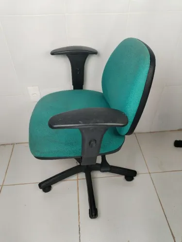 Cadeira de Escritório Giratória Regulável com Apoio de Braços