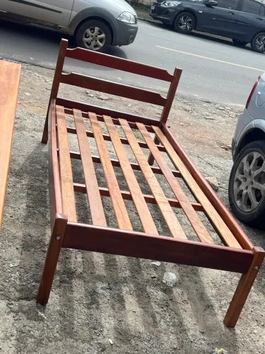 Cama de solteiro toda em jatobá