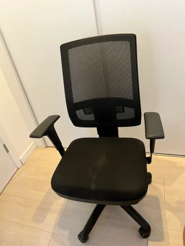 Cadeira de Escritório Ergonômica Preta com Apoio de Braços - Excelente Estado