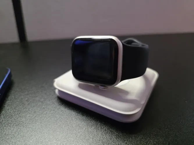 Apple watch SE2 40mm silver + magsafe duo charger