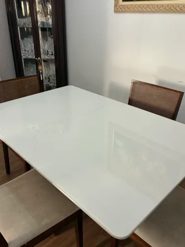 Mesa com tampo laqueado quebrado com 4 cadeiras
