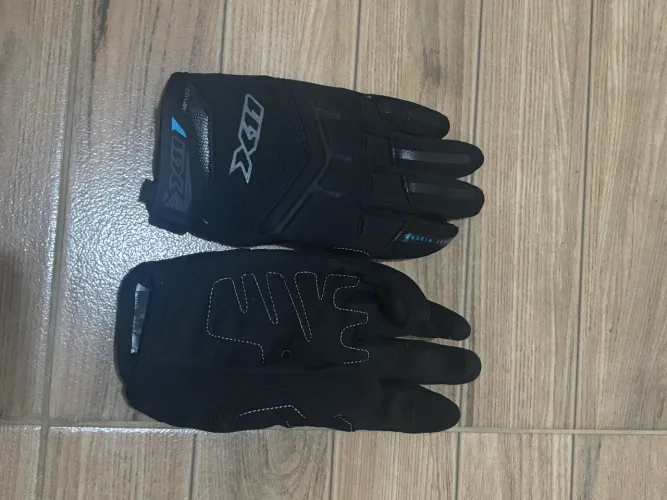 Luva e caneleira para motociclista