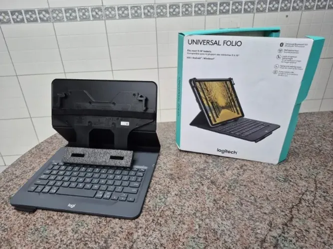 Teclado Logitech Universal Folio p/ Tablets 9-10" - Estado de Novo