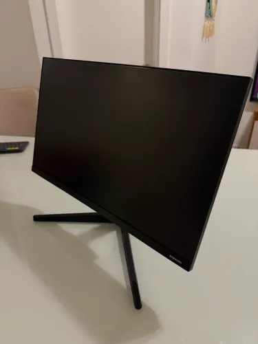 Monitor Samsung 24" Full HD, painel IPS, 75Hz, HDMI.