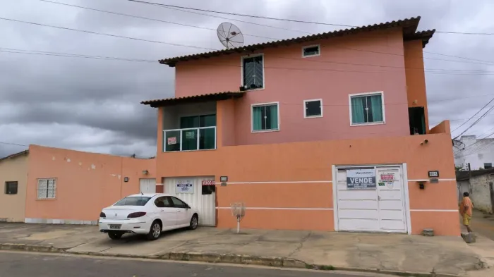 Vendo Bela casa com terraço com + 02 casas alugadas (gerando renda) na Urbis VI em Vitória