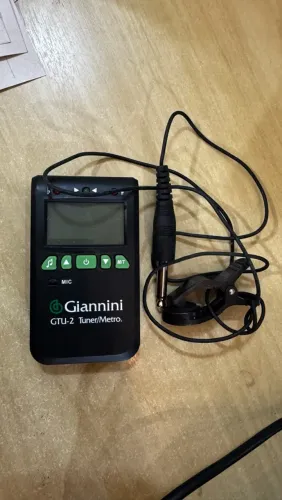 Afinador Metrônomo Eletrônico Giannini GTU-2, um aparelho digital usado
