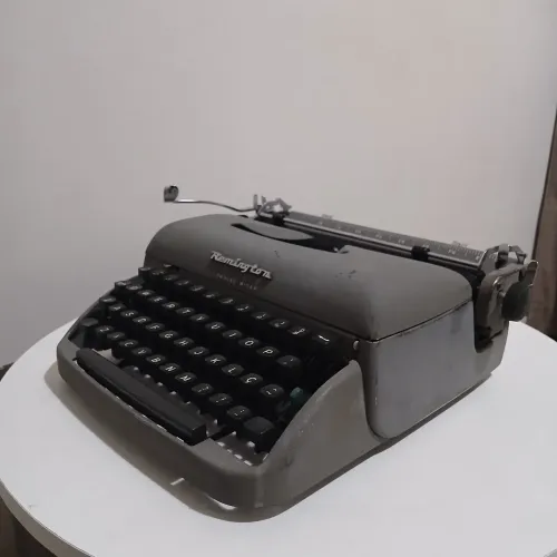 Máquina de escrever Remington travel riter