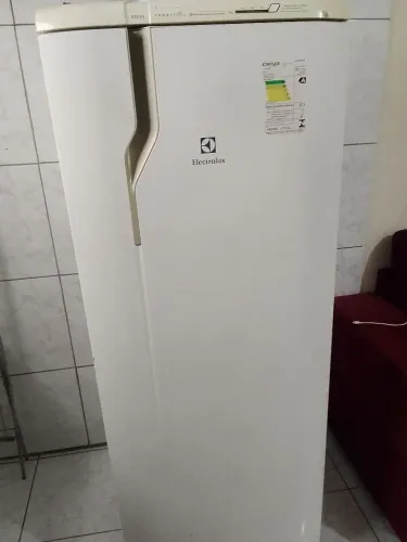 Vendo geladeira Eletrolux RFE39 274 litro