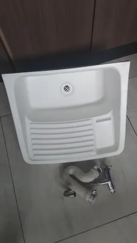 kit de tanque de lavar roupa plástico/PVC, acompanhado de uma torneira e um sifão