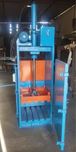 Prensa vertical para fardos de papelão, papel, plásticos e outros