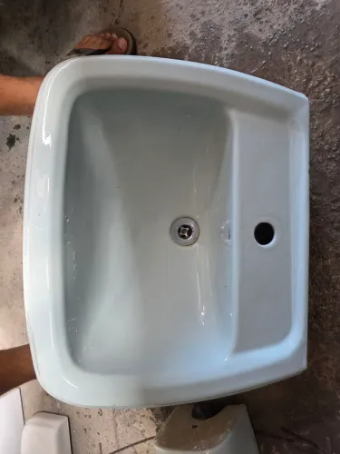 Pia com coluna para banheiro
