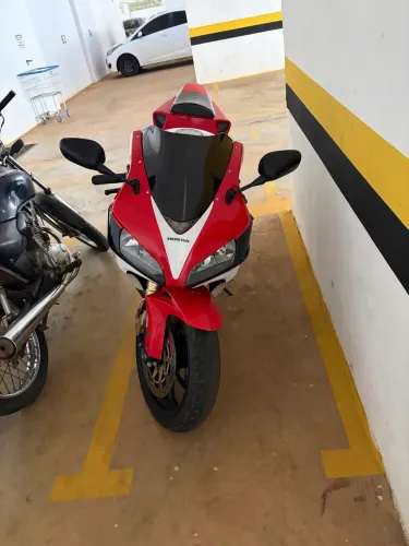 CBR 1000RR muito conservada. Revisada.