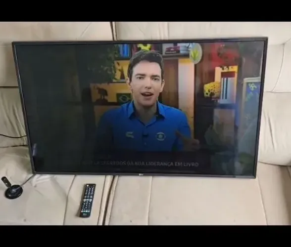 Tv gigante 111cm 49" com controle e antena