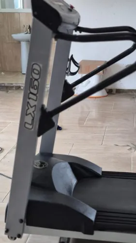 Esteira profissional LX160 G2 Moviment, perfeito estado para uso.
