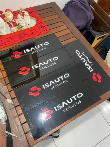 Placas e logomarcas 
