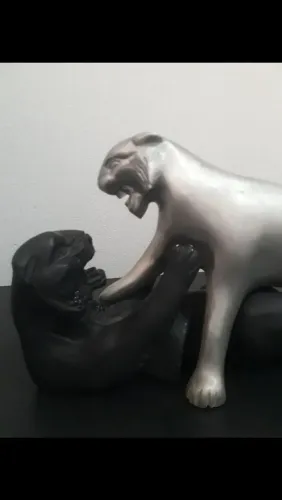 escultura dois felinos