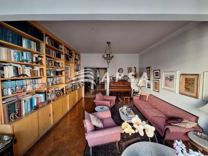 EM UMA DAS RUAS MAIS TRANQUILAS DE COPACABANA, O CHARME DESTE APARTAMENTO NA LEOPOLDO MIGU