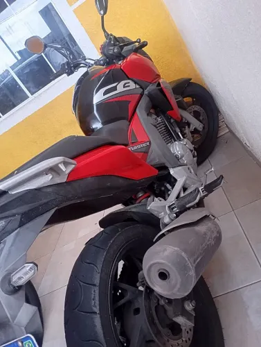 Moto boa e pouco rodada, entrego revisada com manual e chave reserva