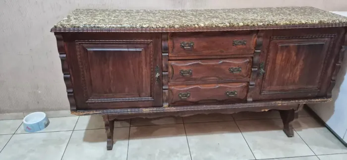 Vende buffet madeira rústica medindo 1,90m de C X 1,00m de A X 0,50m de L