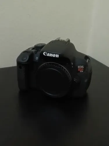 Canon T5I + lentes 18-55mm, 75-300mm