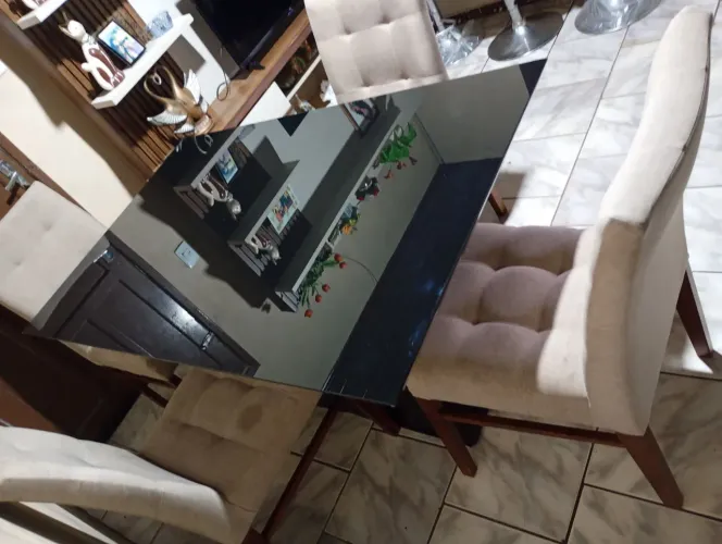 Mesa com tampo de vidro acompanha 4 cadeiras