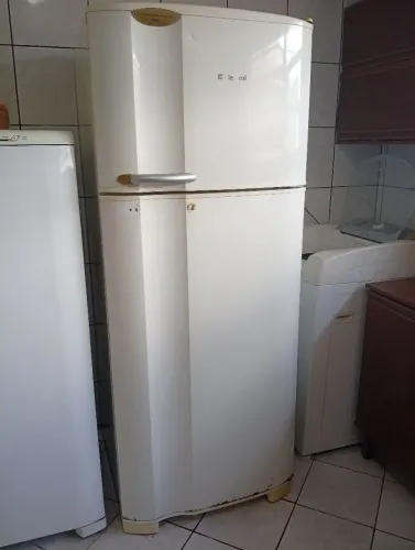 Geladeira grande gelando muito