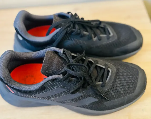 Vendo tênis semi usado de marca Adidas